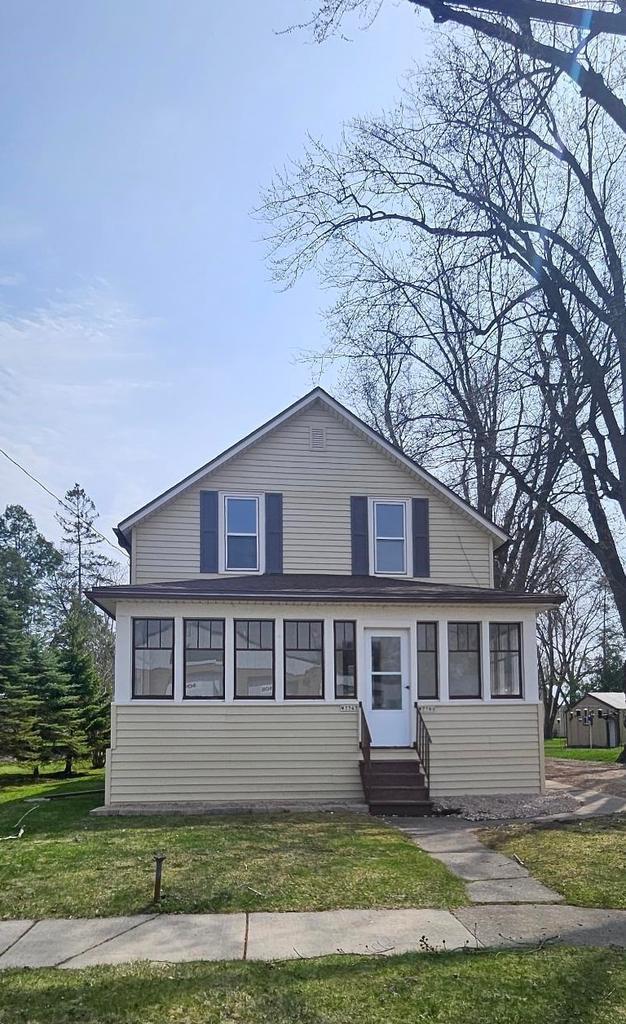 bungalow with entry steps and a front lawn