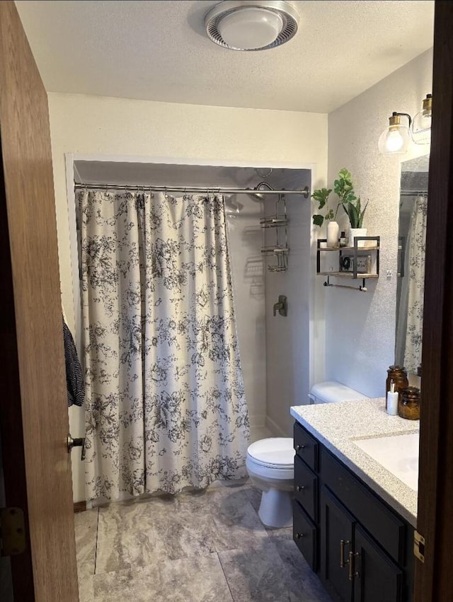 W4609 S Pearl Lake Rd, Redgranite, WI 54970 - bathroom featuring curtained shower, toilet, vanity, a textured wall, and a textured ceiling