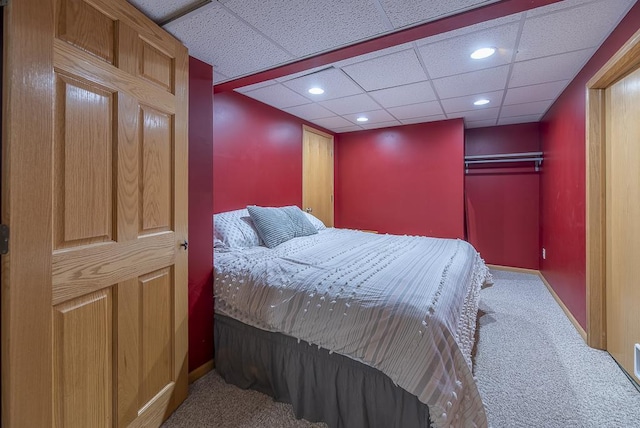 bedroom with recessed lighting, baseboards, a closet, a drop ceiling, and carpet flooring