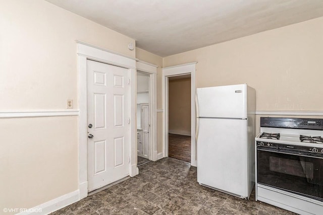 2968 N Buffum St Unit 2968A, Milwaukee, WI 53212 - kitchen with dark floors, gas range, freestanding refrigerator, and baseboards