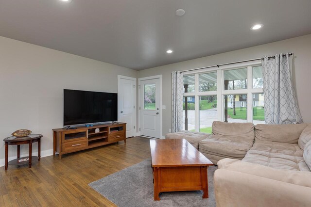 living area featuring baseboards, recessed lighting, and wood finished floors