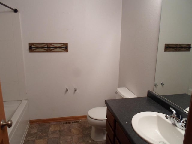 full bath with visible vents, vanity, a washtub, toilet, and baseboards