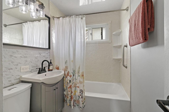 full bath with vanity, shower / bathtub combination with curtain, backsplash, and toilet