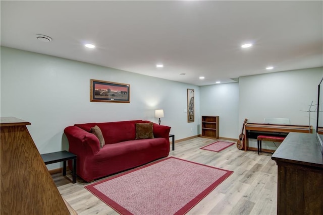 living area featuring baseboards, recessed lighting, and light wood-style flooring