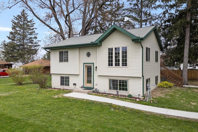 bi-level home featuring a front lawn
