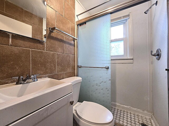 5870 N 72nd St, Milwaukee, WI 53218 - full bath with tile walls, a shower, baseboards, vanity, and toilet