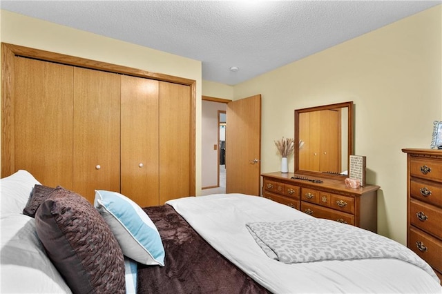 bedroom featuring carpet floors, a textured ceiling, and a closet