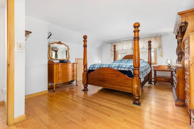 901 E Grant St, Appleton, WI 54911 - bedroom featuring light wood-style floors, baseboards, and lofted ceiling