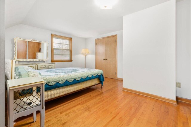 901 E Grant St, Appleton, WI 54911 - bedroom featuring baseboards, light wood finished floors, and lofted ceiling