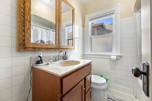 2562 N 68th St Unit 2564, Wauwatosa, WI 53213 - full bathroom with tile walls, toilet, vanity, and tile patterned flooring