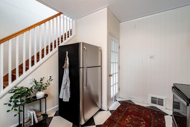 kitchen with visible vents, freestanding refrigerator, electric range oven, and baseboards