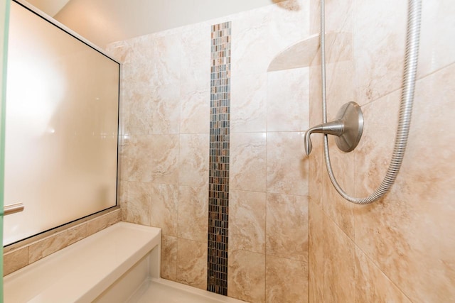 bathroom featuring tiled shower