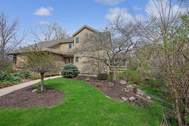 view of front facade featuring a front yard