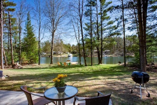 view of yard featuring a water view