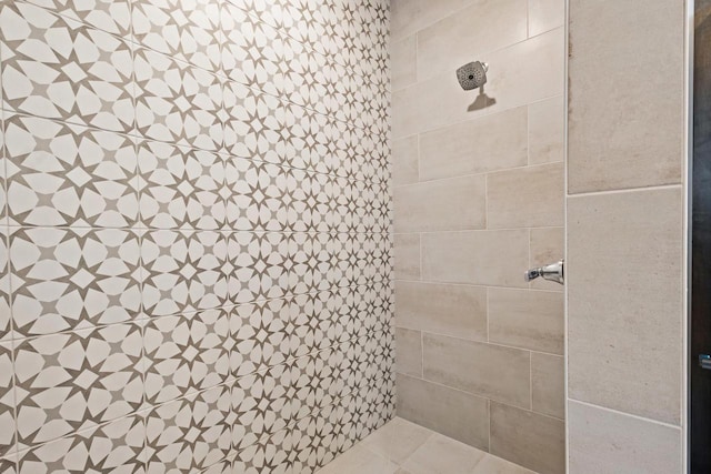 bathroom featuring a tile shower