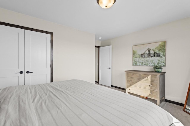 bedroom featuring baseboards, carpet, and a closet