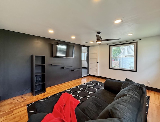 living area with baseboards, a ceiling fan, recessed lighting, and wood finished floors