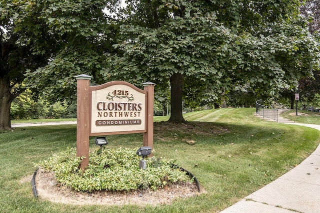 community sign with a yard