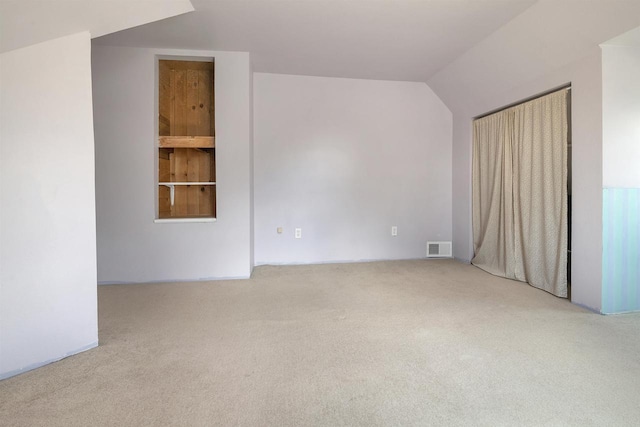 1112 Marquette Ave, Green Bay, WI 54304 - bonus room with carpet floors, visible vents, and vaulted ceiling