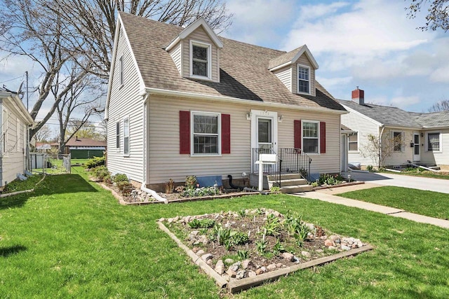 1112 Marquette Ave, Green Bay, WI 54304 - cape cod house featuring roof with shingles and a front yard