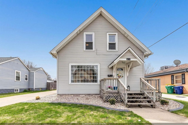 view of front of property featuring a wooden deck and a front lawn