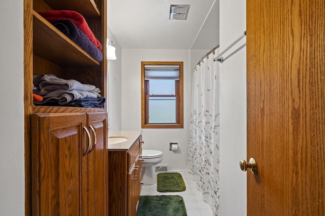 bathroom featuring vanity, toilet, baseboards, a shower with curtain, and visible vents