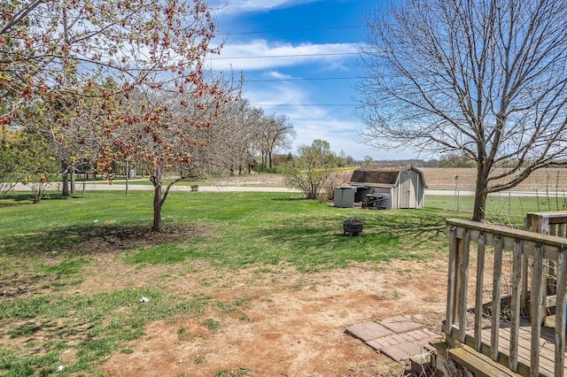 view of yard featuring an outbuilding and a storage unit