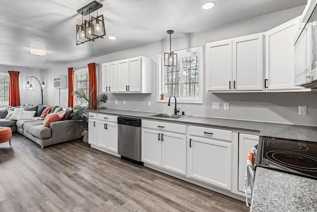 kitchen featuring a sink, stainless steel appliances, recessed lighting, and open floor plan