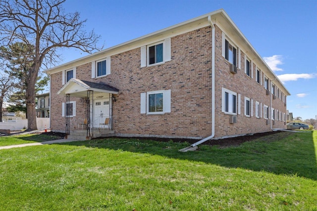 view of front of property featuring brick siding and a front yard