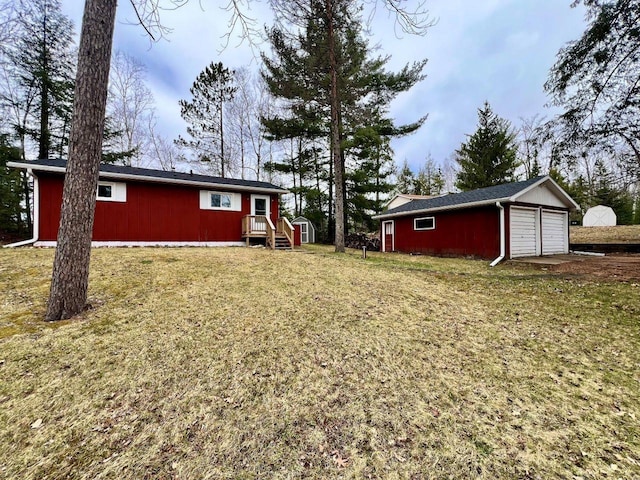 view of yard featuring a garage and an outdoor structure
