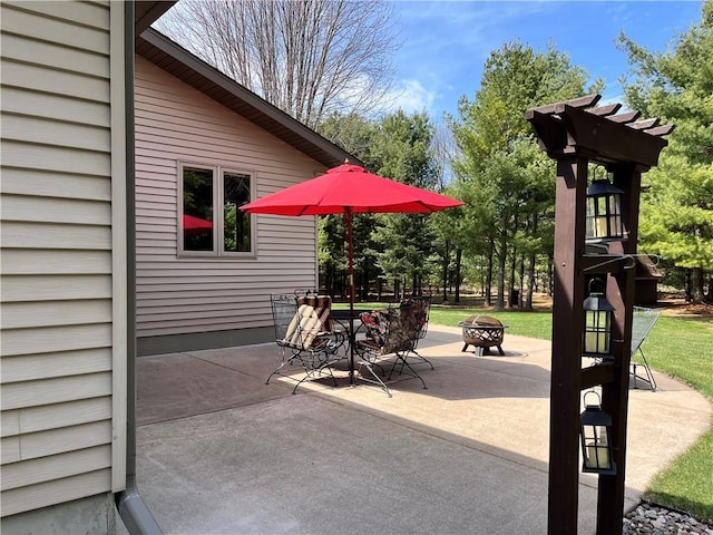 view of patio featuring an outdoor fire pit