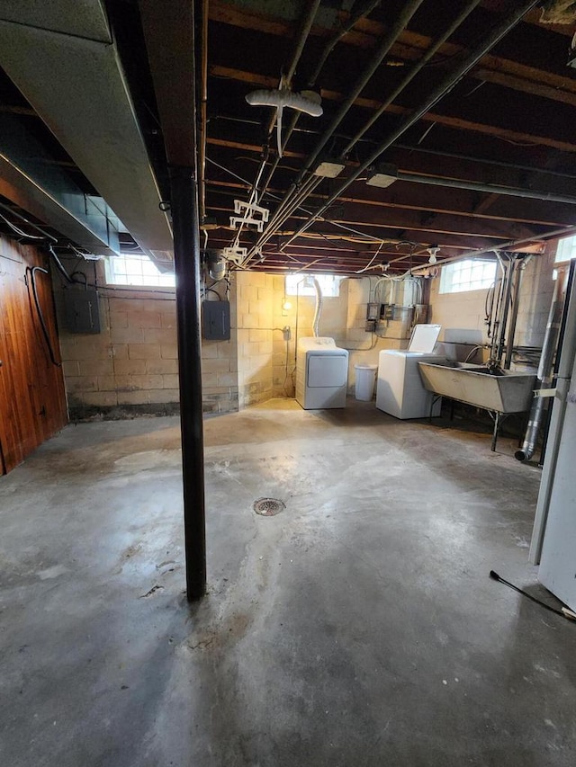 below grade area featuring a sink and independent washer and dryer