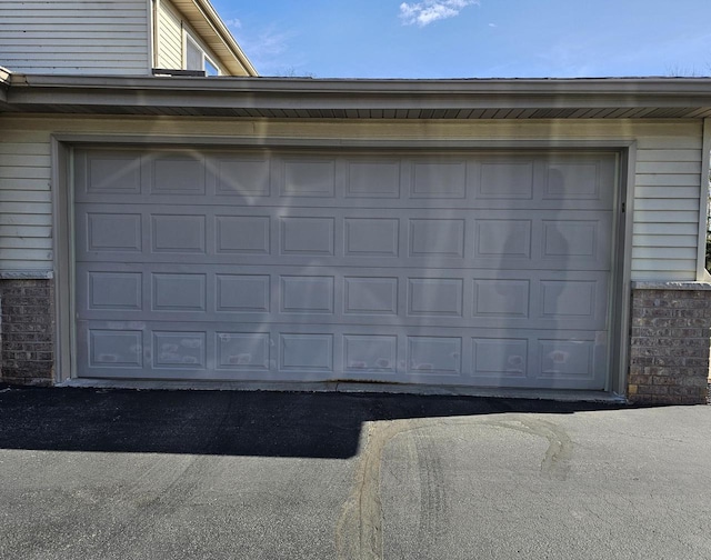 850 Evergreen Dr Unit 8, Hartford, WI 53027 - garage featuring driveway