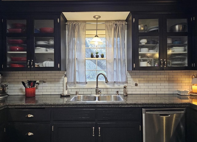 bar with a sink, tasteful backsplash, pendant lighting, and dishwasher