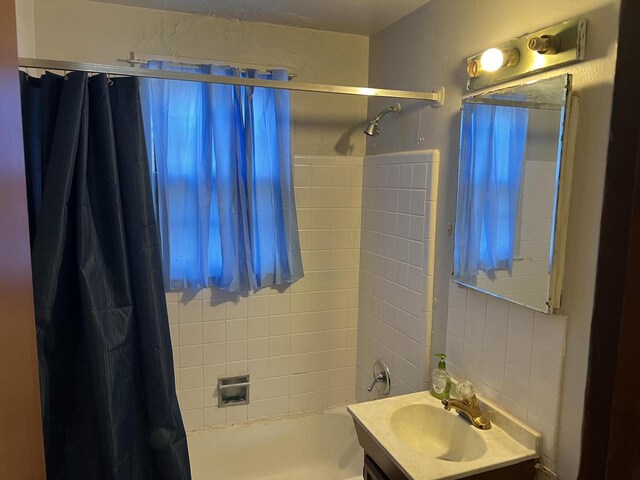 4566 N 28th St, Milwaukee, WI 53209 - full bath with shower / bathtub combination with curtain and vanity