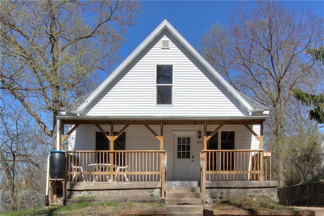 603 Dodge St, Eau Claire, WI 54701 - bungalow featuring a porch