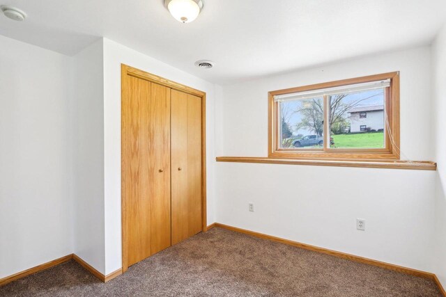 N6376 Hillcrest Rd, Pardeeville, WI 53954 - unfurnished bedroom featuring a closet, baseboards, carpet floors, and visible vents