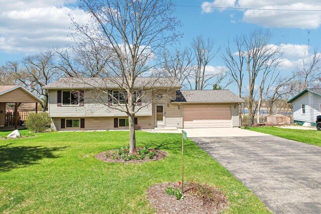 N6376 Hillcrest Rd, Pardeeville, WI 53954 - view of front facade featuring an attached garage, a front lawn, and driveway