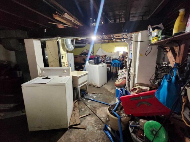 7607 15th Ave, Kenosha, WI 53143 - unfinished below grade area featuring washing machine and dryer