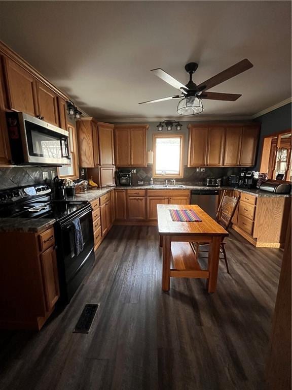kitchen with a ceiling fan, stainless steel appliances, dark wood finished floors, and tasteful backsplash