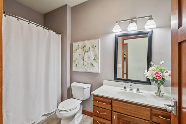 bathroom with toilet, a shower with shower curtain, and vanity