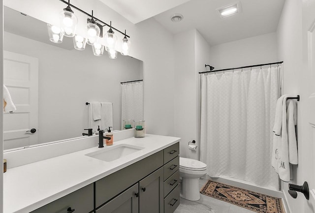 full bath with toilet, a shower with curtain, visible vents, and vanity