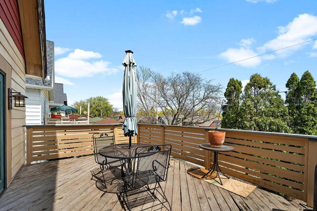 deck with outdoor dining space