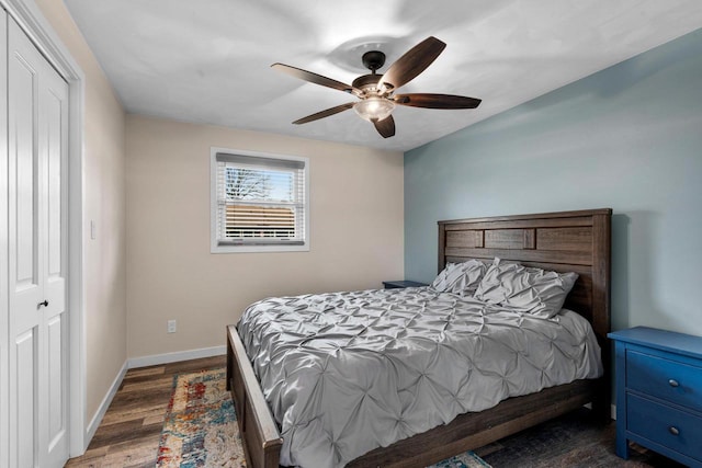 bedroom featuring a ceiling fan, baseboards, and wood finished floors
