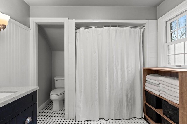 full bath with vanity, curtained shower, and toilet