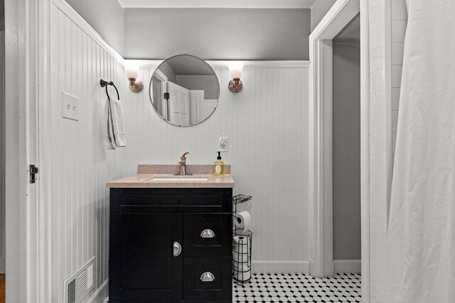 bathroom with vanity, baseboards, a shower with curtain, and visible vents