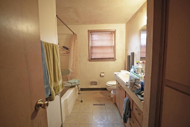 full bath with vanity, baseboards, shower / bathtub combination with curtain, and toilet