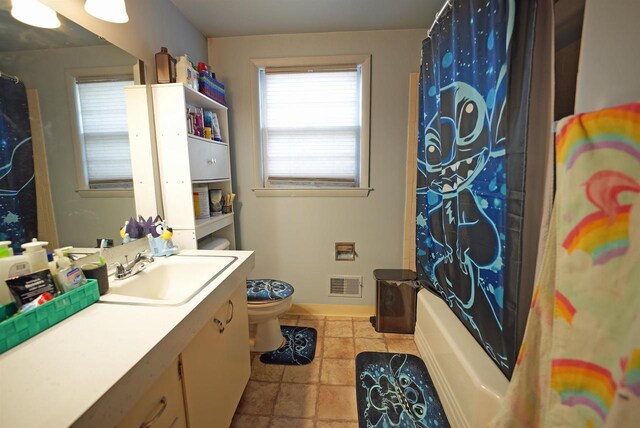 full bathroom featuring vanity, toilet, shower / bathtub combination with curtain, baseboards, and visible vents