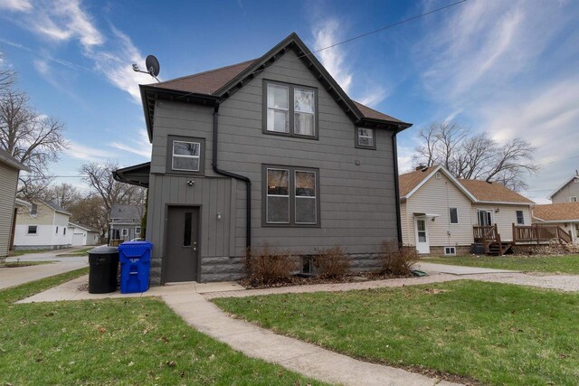 traditional-style house with a front lawn