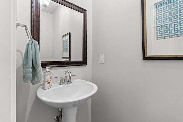 bathroom featuring a sink